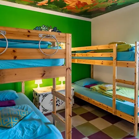 بيت شباب Captain's Log House *