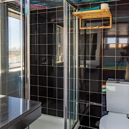 بيت شباب Captain's Log House