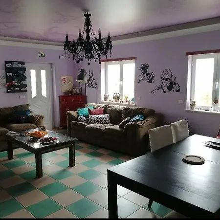 بيت شباب Captain's Log House