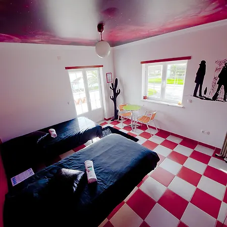 بيت شباب Captain's Log House